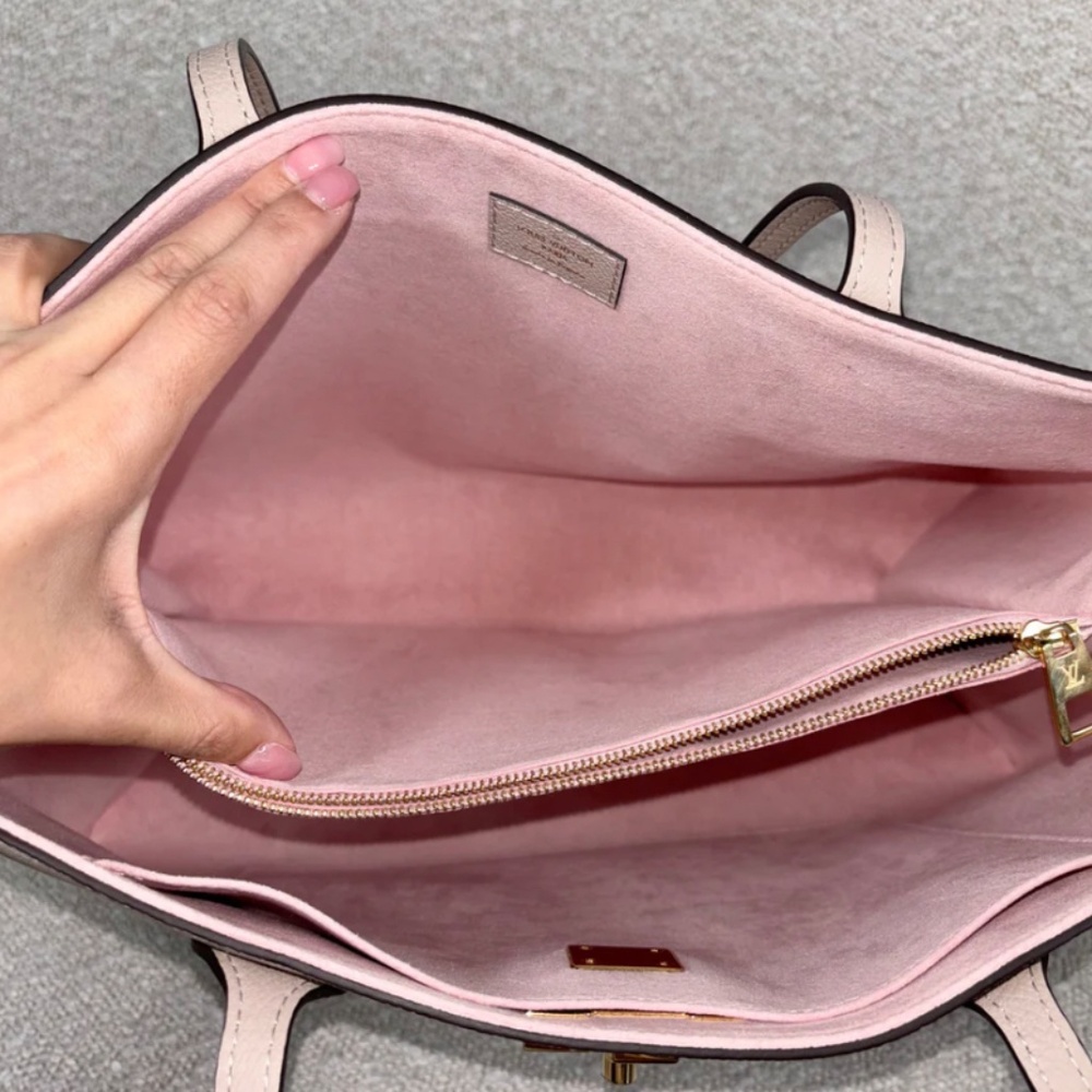 Authentic Pre-Owned Louis Vuitton Greige Grained Calfskin Lockme Shopper - Picture 5 of 16
